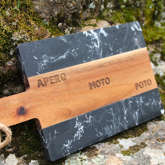 Planche apéritive en bois d'acacia et marbre. La gravure Apéro, Moto, Poto en fait un objet unique original pour les passionnés de moto !