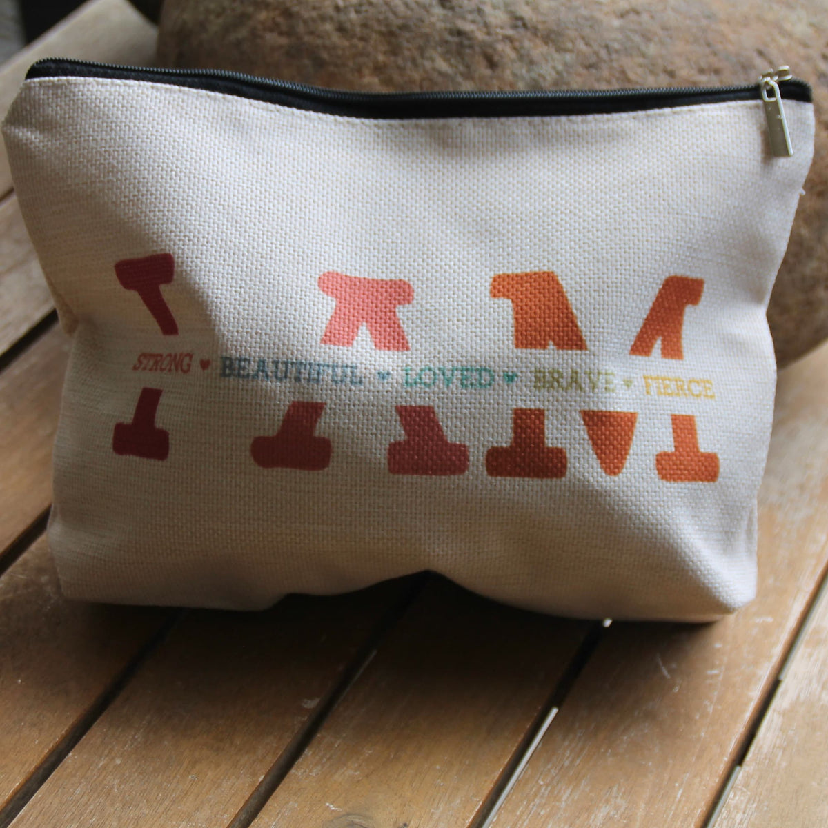 Pochette Je suis forte, belle… remplie, avec imprimé rétro multicolore, accessoire pratique pour motarde.