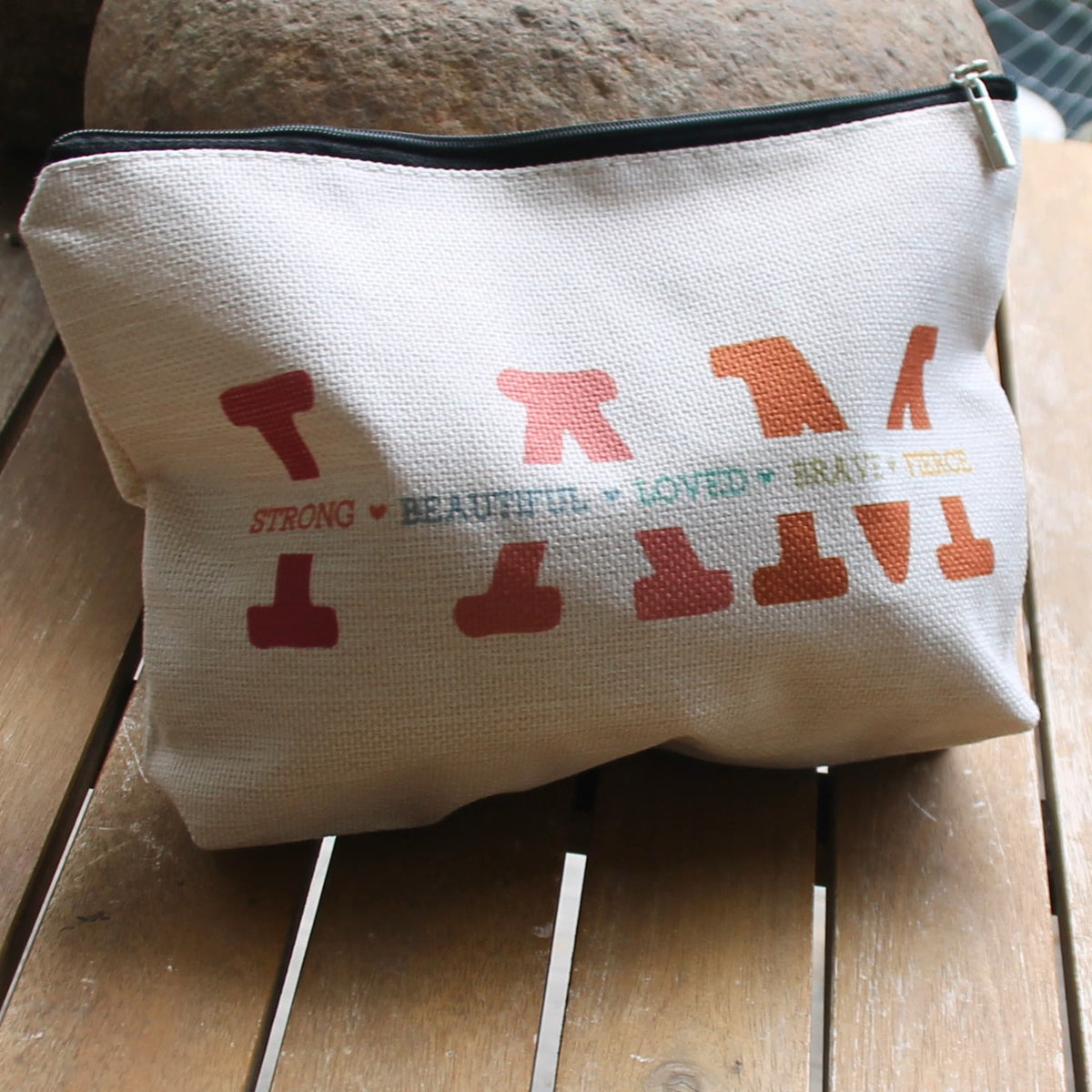 Vue complète de la pochette écrue à message positif, idée cadeau pour une motarde indépendante.