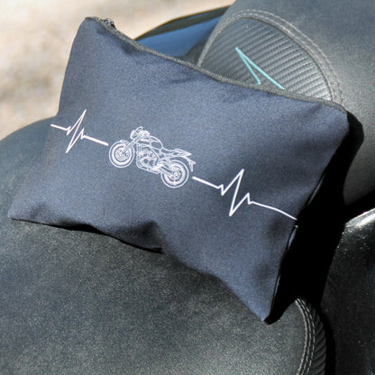 Pochette tissu noire ligne de vie moto posée sur une selle de moto