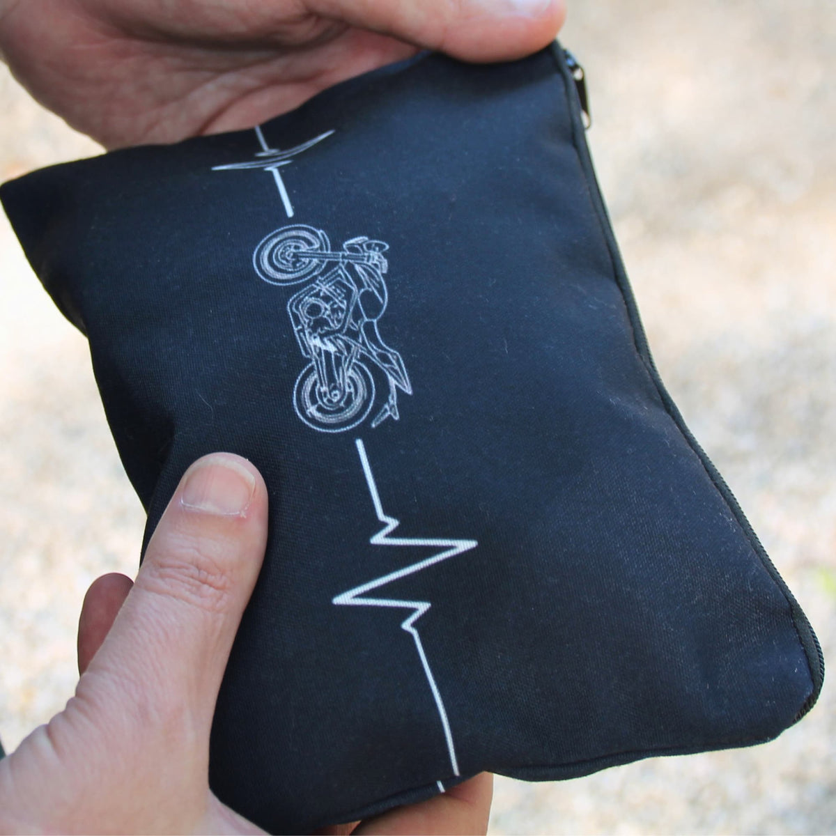 Pochette tissu noire ligne de vie moto, un cadeau original pour motard ou motarde