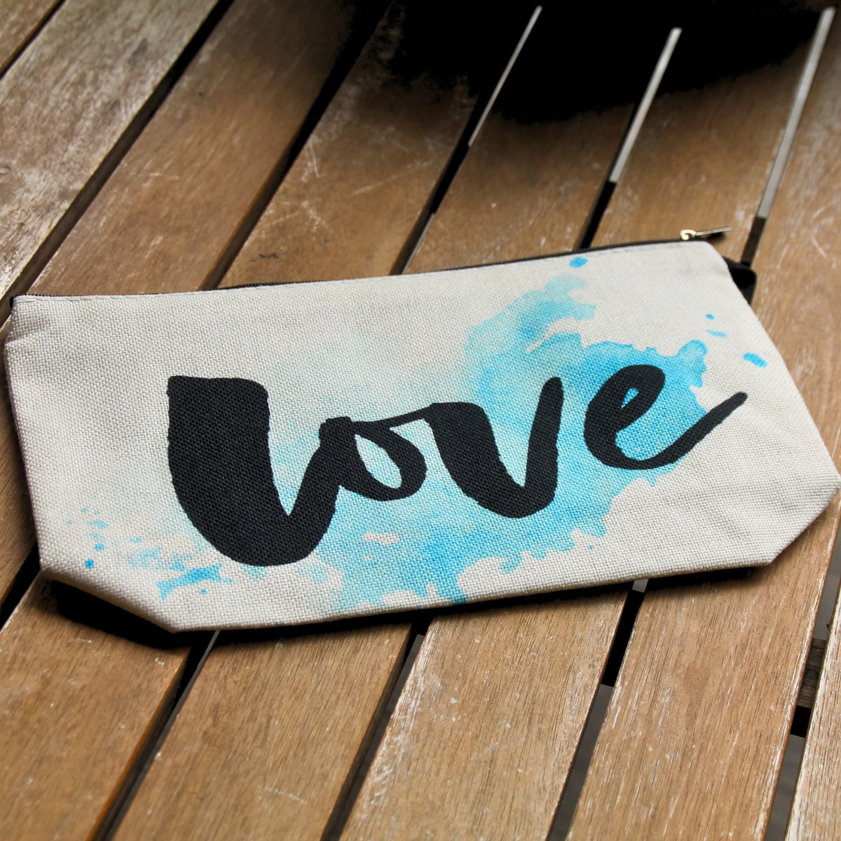 Pochette Love aquarelle bleu turquoise posée à plat, idée cadeau pour motarde