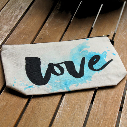 Pochette Love aquarelle bleu turquoise posée à plat, idée cadeau pour motarde