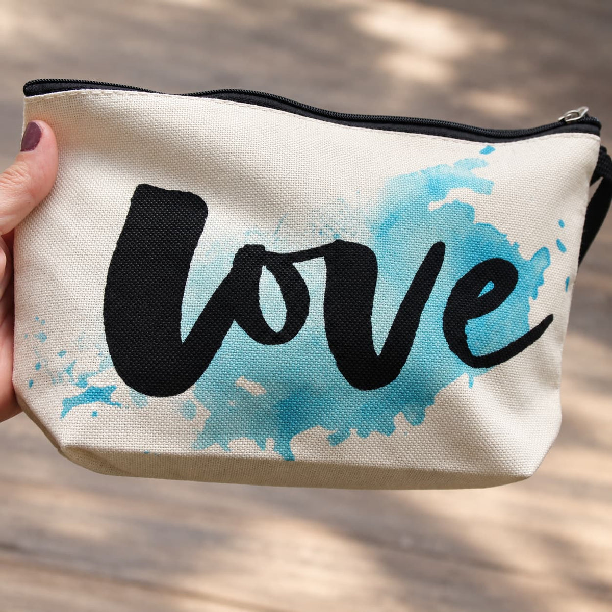 Vue de face de la pochette Love bleu turquoise avec inscription noire
