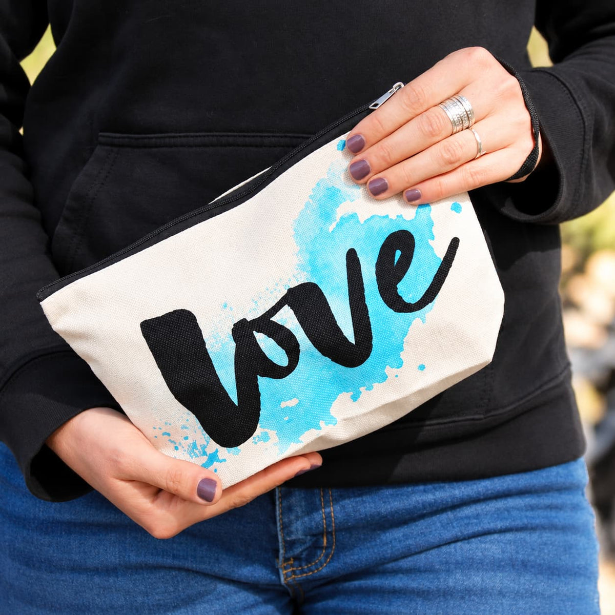 Pochette Love bleu turquoise tenue à deux mains, accessoire original pour motarde