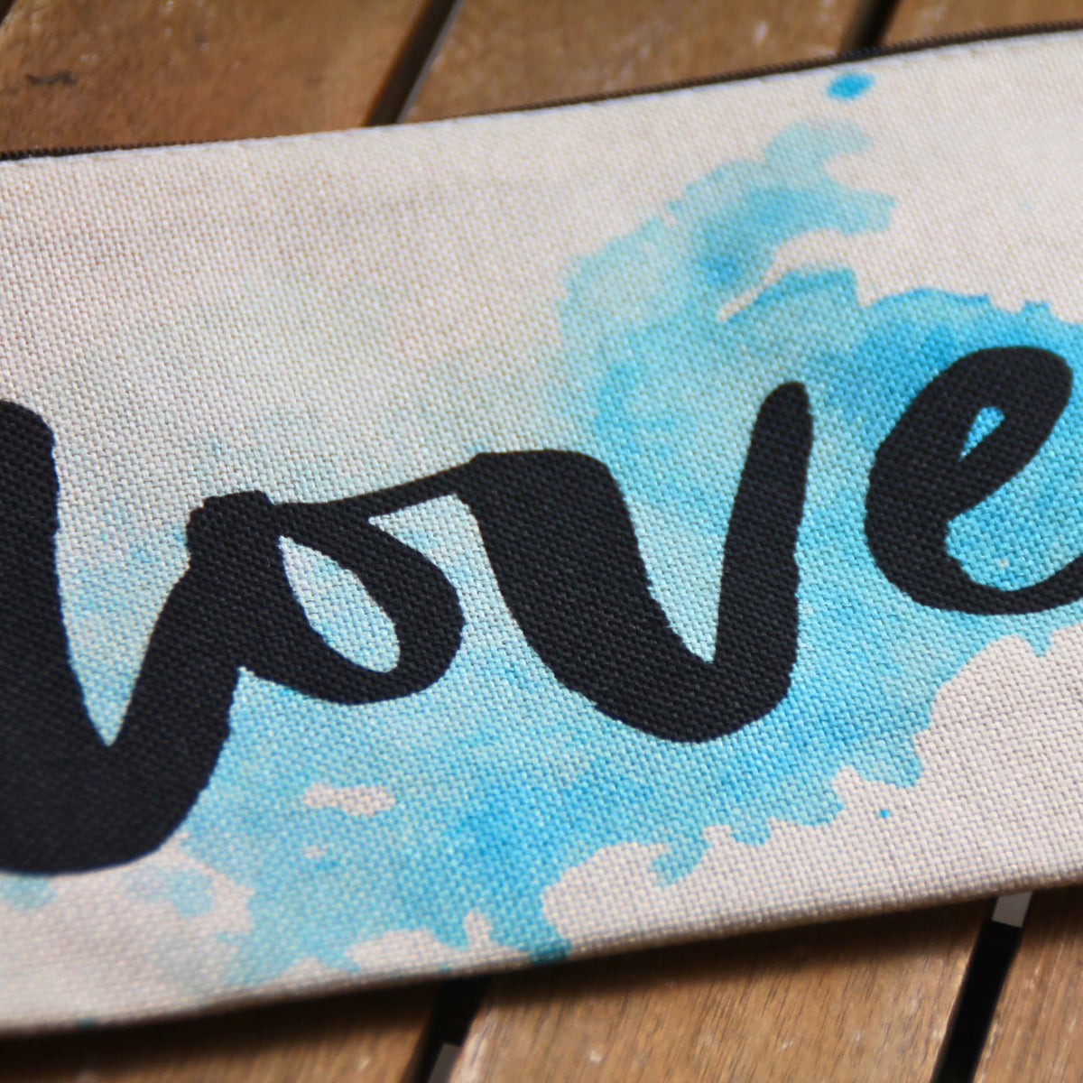 Zoom sur le tissu effet lin et les motifs aquarelle bleus de la pochette Love