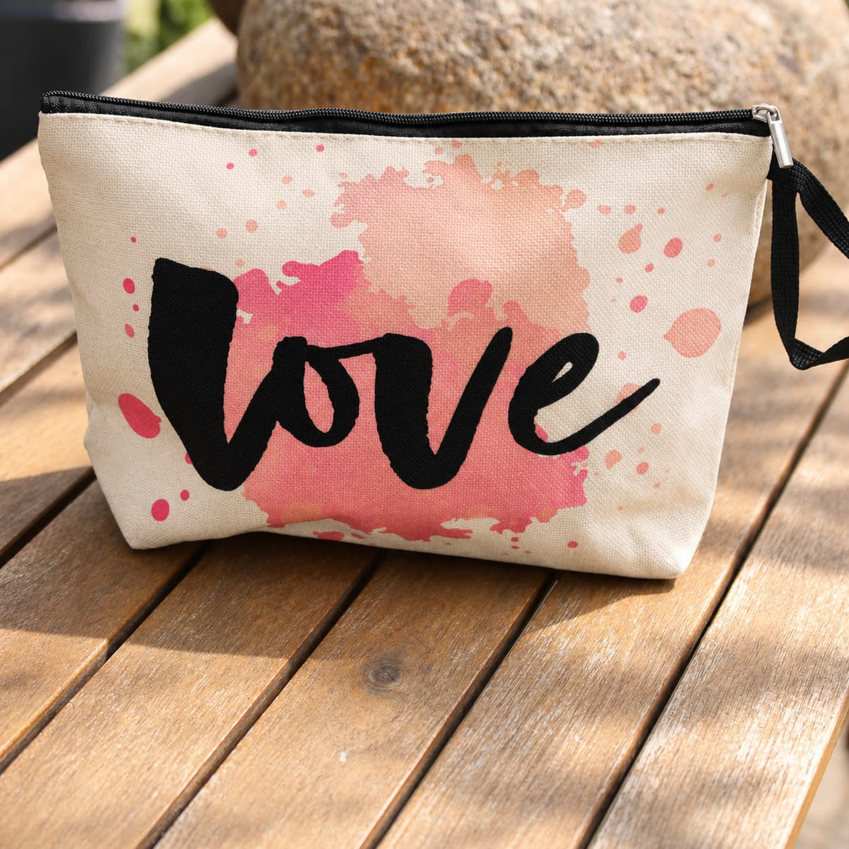 Pochette Love rose corail présentée en entier avec son motif aquarelle
