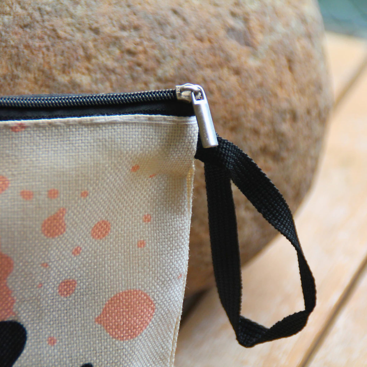Zoom sur la fermeture éclair noire de la pochette Love rose corail