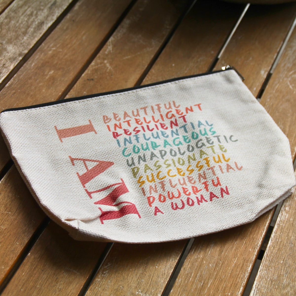 Pochette motarde I AM a woman simili lin à plat