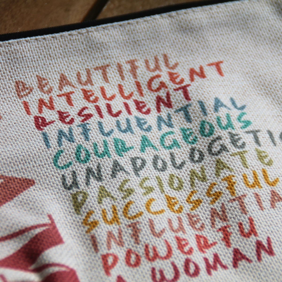 Zoom sur le tissu simili lin de la Pochette motarde I AM a woman 