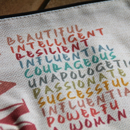 Zoom sur le tissu simili lin de la Pochette motarde I AM a woman 
