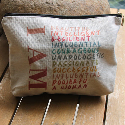 Pochette motarde avec messages positif resumant la femme : Forte, courageuse, belle, intelligente...