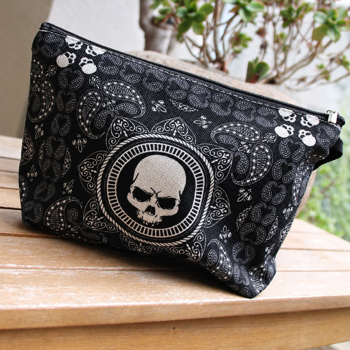 Pochette motarde noire et blanche tête de mort bandana en polyester effet lin avec dragonne