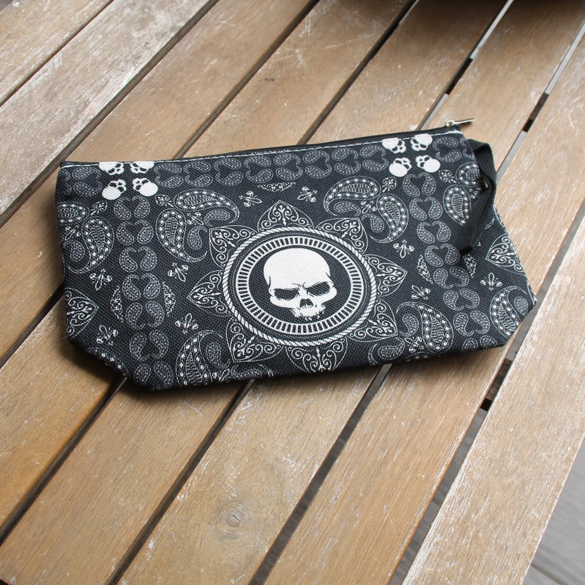 Pochette motarde tête de mort bandana présentée à plat, format 17 × 25 cm, esprit biker assumé !