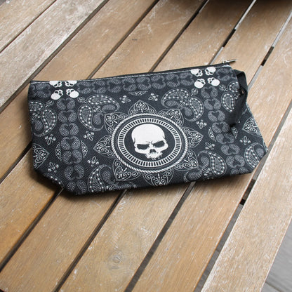 Pochette motarde tête de mort bandana présentée à plat, format 17 × 25 cm, esprit biker assumé !