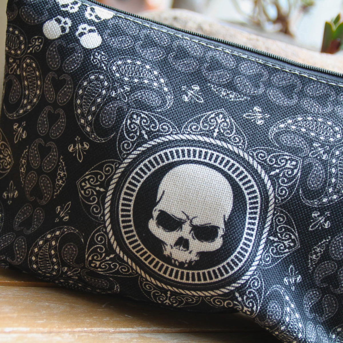 Détail du motif tête de mort et bandana noir et blanc de la pochette biker