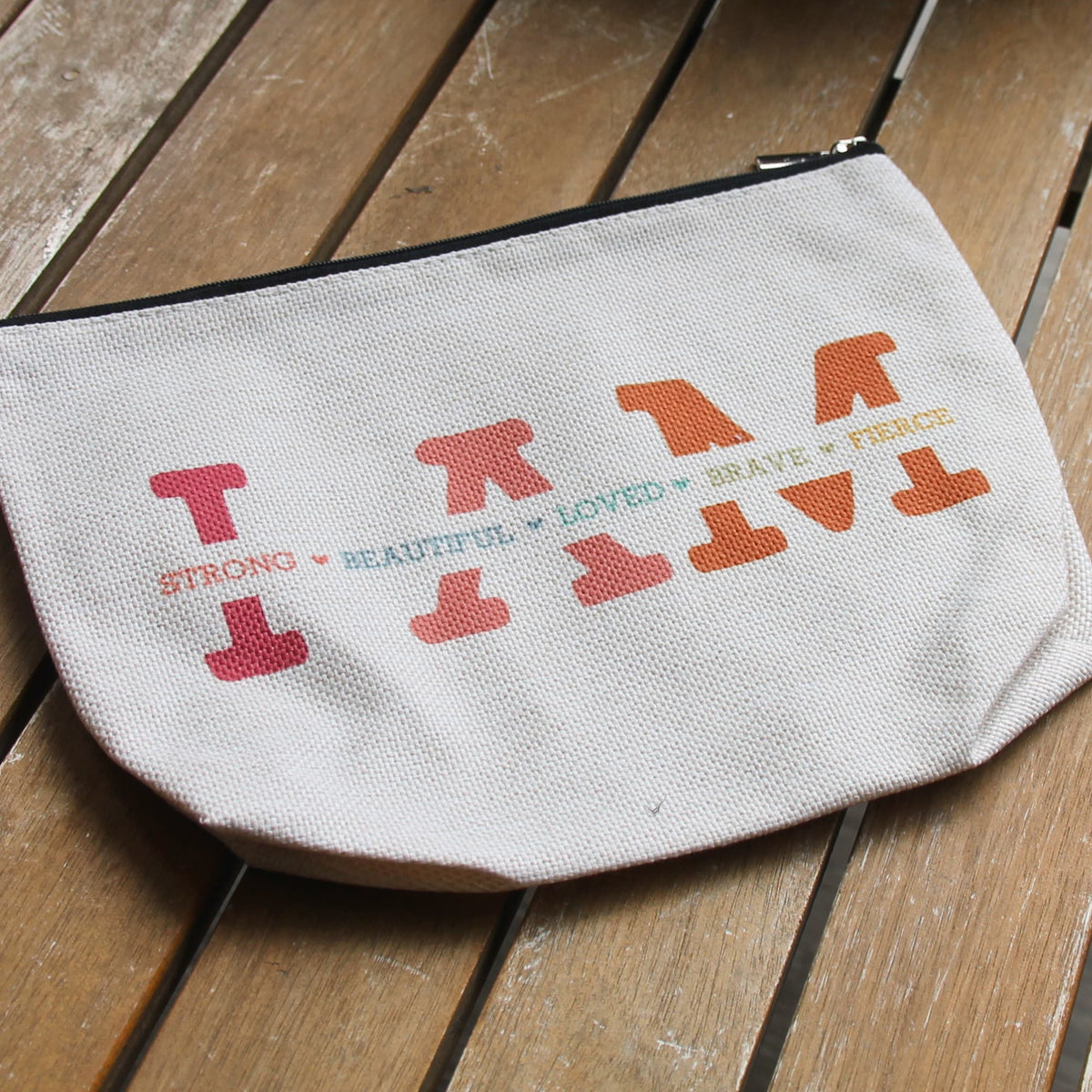 Pochette écrue Je suis forte, belle… avec message coloré, idée cadeau originale pour motarde.