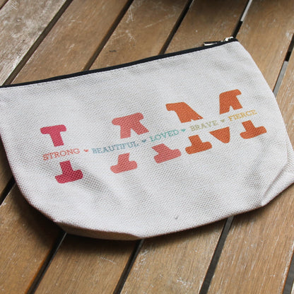 Pochette écrue Je suis forte, belle… avec message coloré, idée cadeau originale pour motarde.
