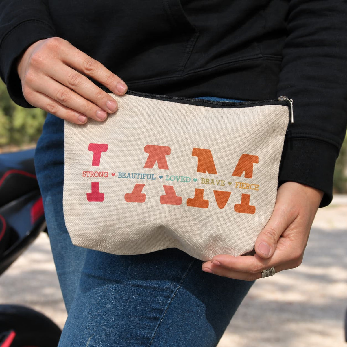 Pochette Je suis forte, belle, aimée, courageuse, féroce… présentée en mains, avec son message inspirant et ses couleurs rétro.