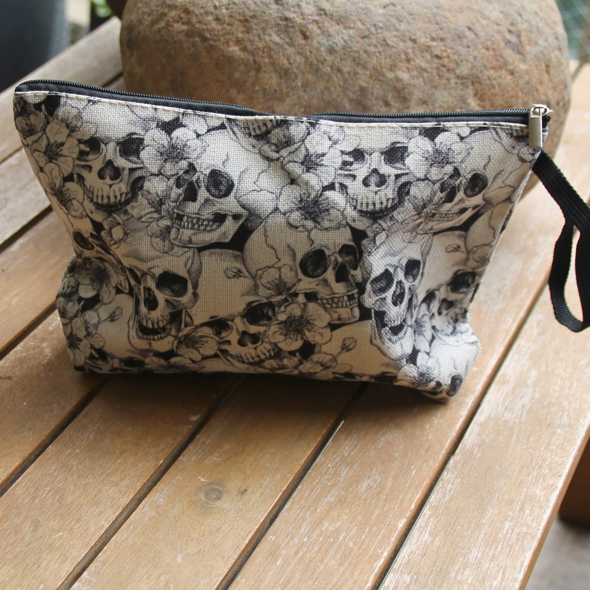 Pochette motarde crânes et fleurs en polyester imitation lin avec dragonne et fermeture éclair