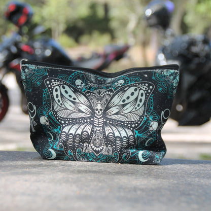 Pochette motarde Papillon Mandala noire et turquoise photographiée devant des motos