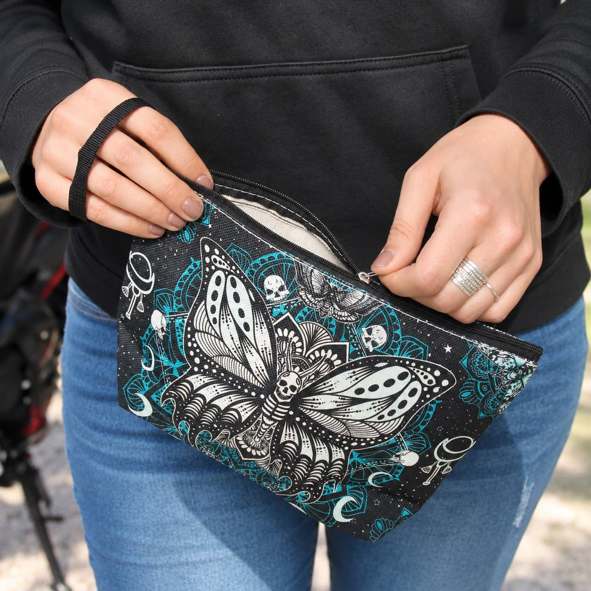 Pochette motarde Papillon Mandala tenue en main et ouverte, avec fermeture éclair