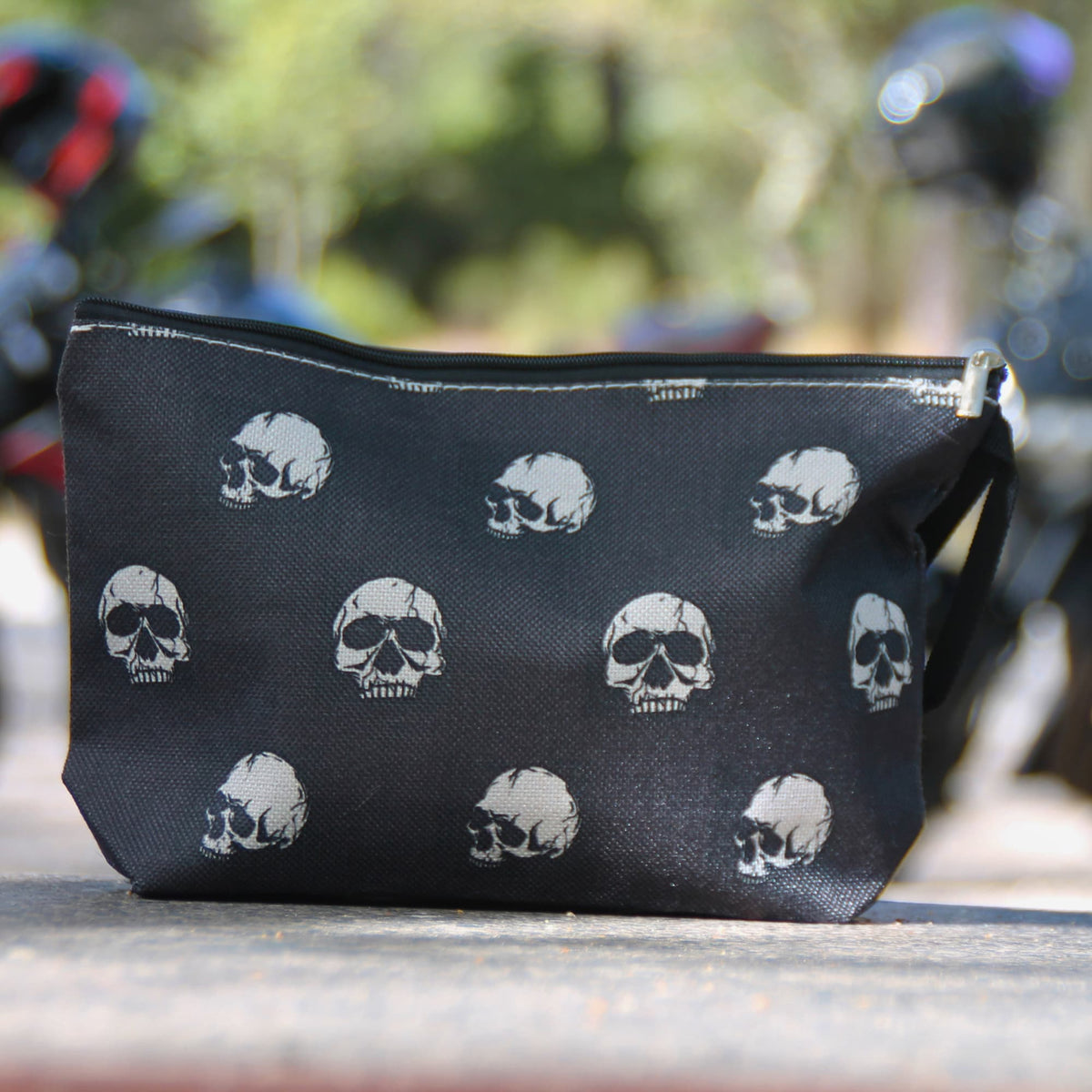 Pochette noire à crânes blancs, idée cadeau pour motarde au style rock.