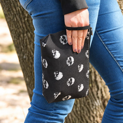Accessoire rock pour motarde, pochette noire à crânes blancs avec dragonne.