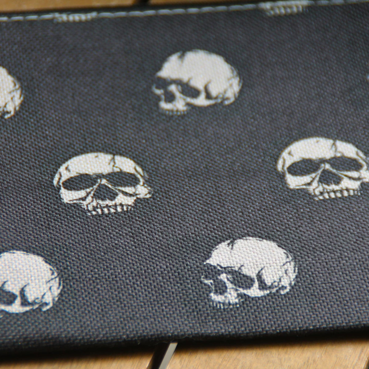Texture du tissu effet lin d'une pochette noire pour motarde.