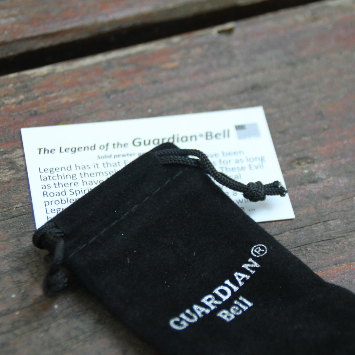 Pochette en velours noir officiel Guardian® Bell et sa carte expliquant la légende. 