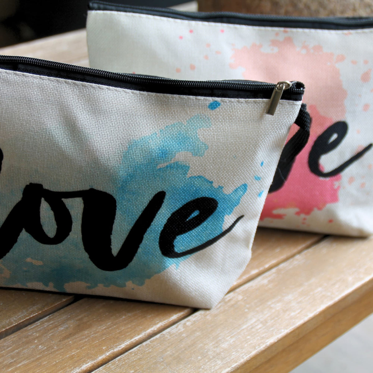 Pochettes Love aquarelle bleu turquoise et rose corail présentées ensemble, une idée cadeau pour motarde