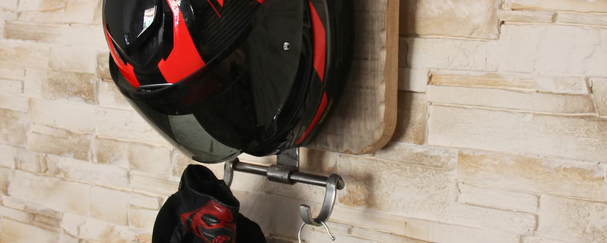 Porte casque moto en bois fait à la main en France en bois recyclé et pièces mécaniques