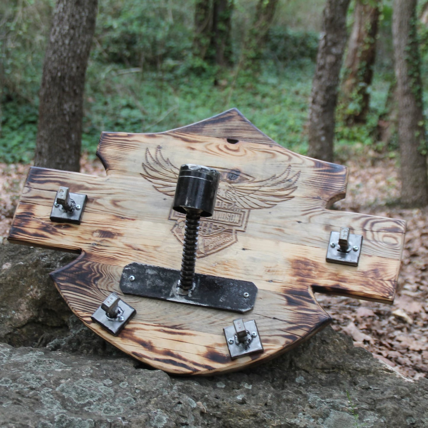 Porte casque moto mural gravé Harley Davidson en bois et métal recyclé.