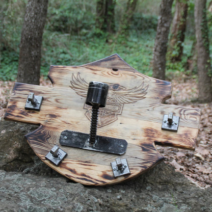 Porte casque moto mural gravé Harley Davidson en bois et métal recyclé.