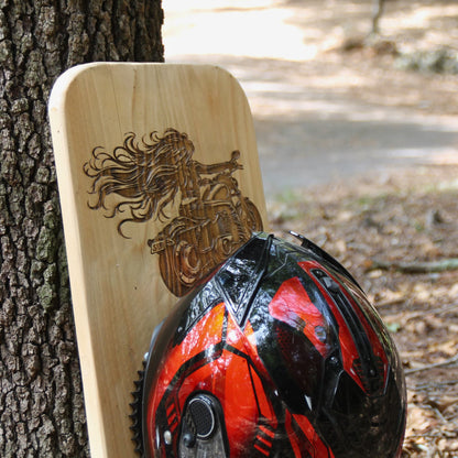 Détail de la gravure motarde du support de casque