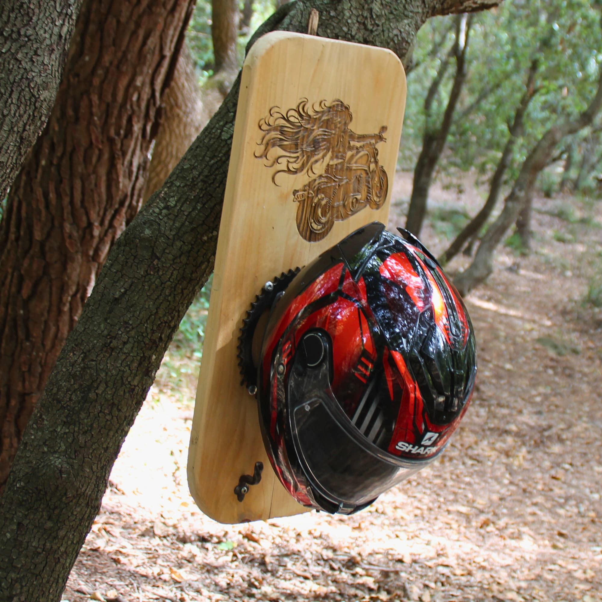 Support de casque moto artisanal en bois gravé d'une motarde cheveux aux vent