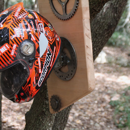 Porte casque moto artisanal en bois pièces mécaniques et boule de pétanque recyclés.