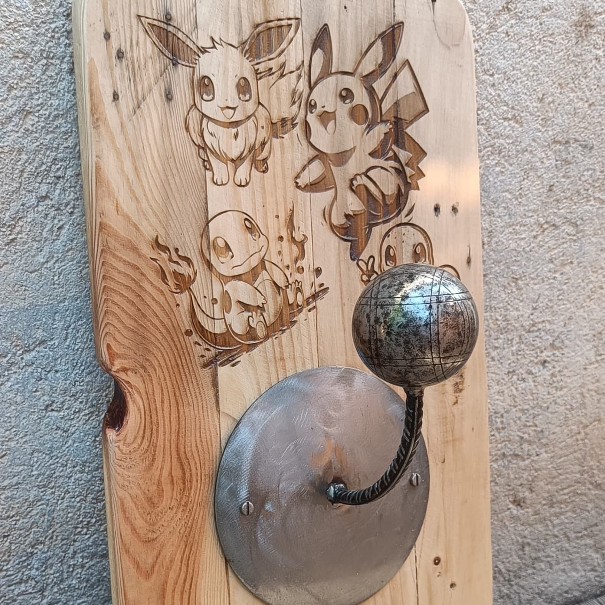 Porte casque fait maison bois pieces mecaniques et gravure pokemon