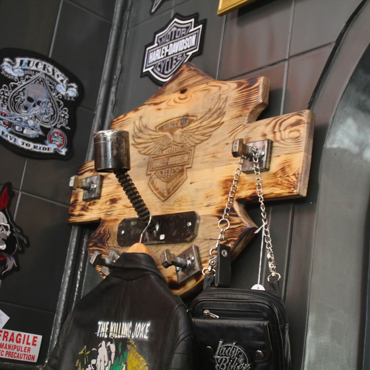 Support de casque moto artisanal en bois et piston gravé Harley Davidson