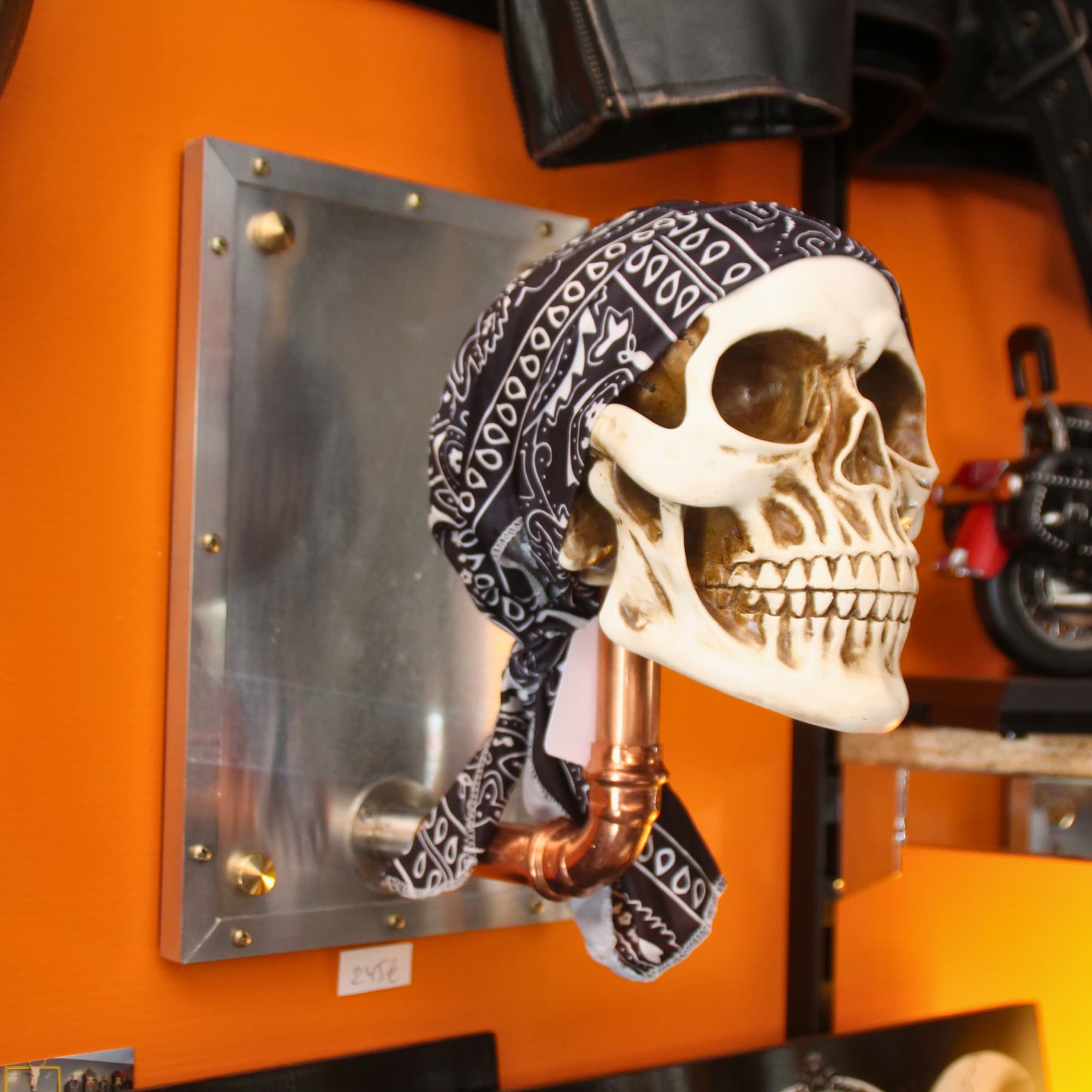 Porte casque moto mural crâne tete de mort