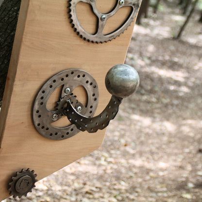 Zoom sur la boule de pétanque permettant de poser son casque de moto en sécurité