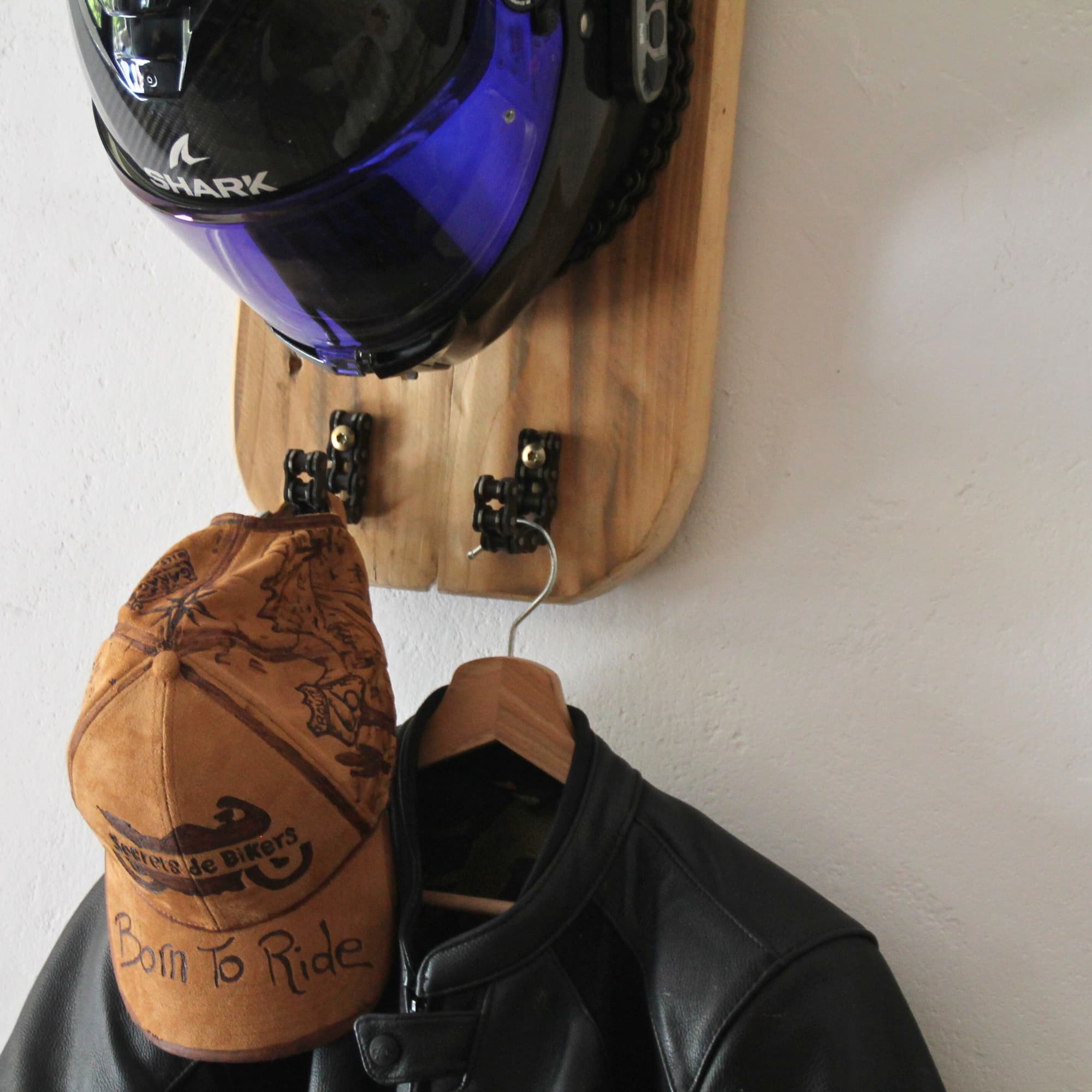 Détail des crochets pour suspendre les accessoires commes gants vestes ou casquettes sur le support de casque moto