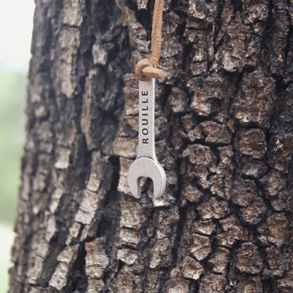 Zoom sur le porte-clés clé à molette gravé, effet rouillé, avec lanière en cuir – Idéal pour un look industriel.