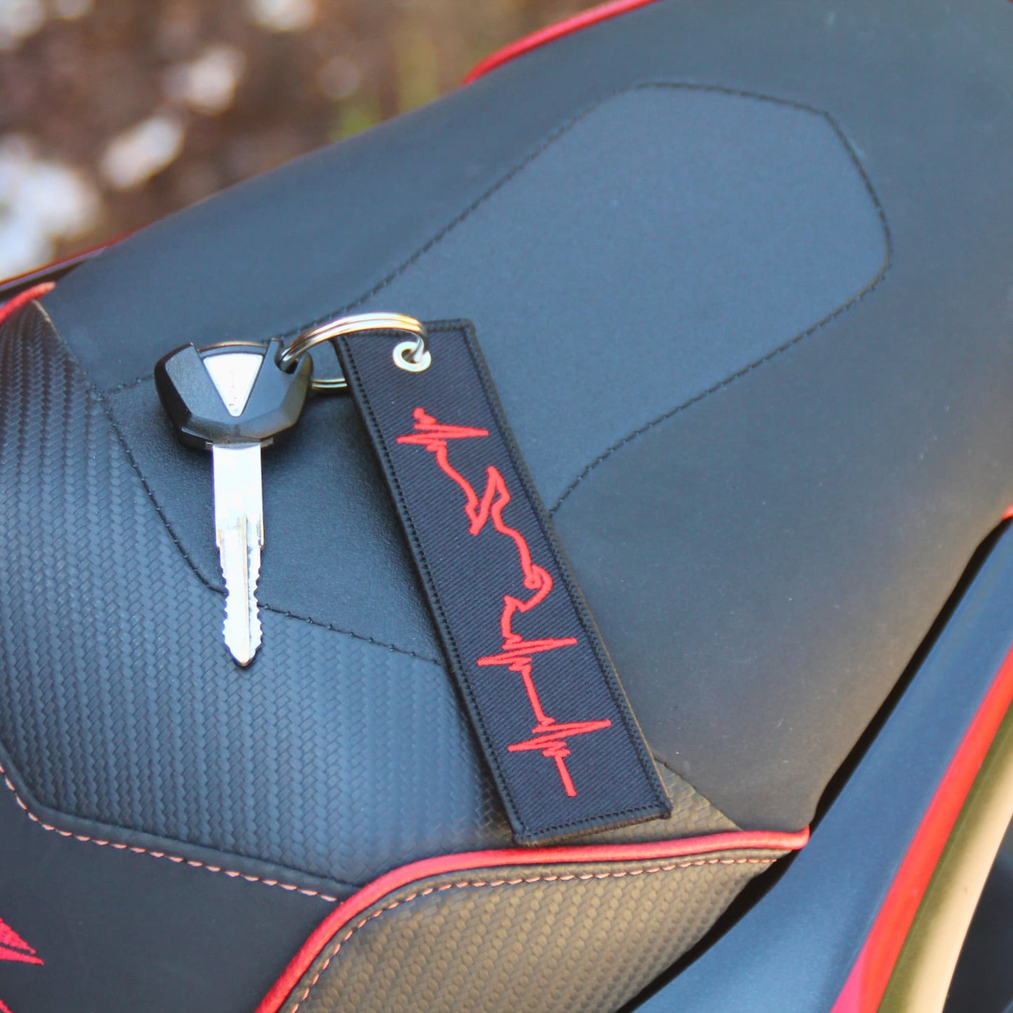 Idée cadeau motard porte clé rouge ligne de vie en situation moto