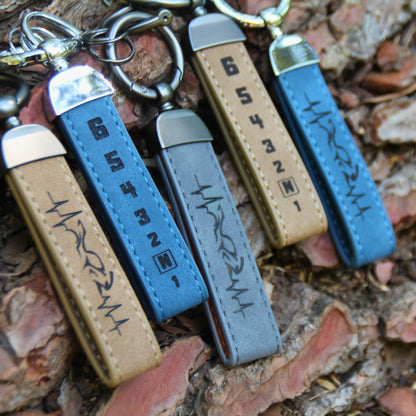 Porte-clés en simili cuir gravé avec motif ligne de vie moto ou 1N23456  accessoire idéal pour motard.