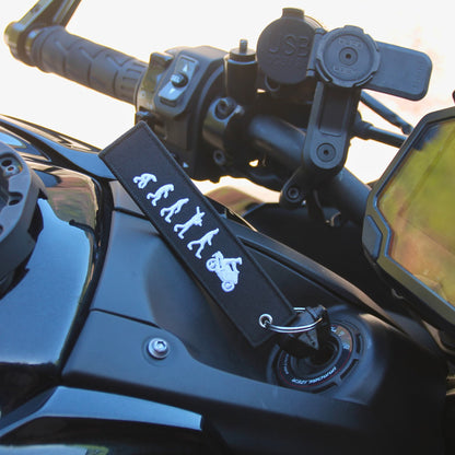 Porte clé tissu noir brodé évolution du motard en situation avec clés sur le contact