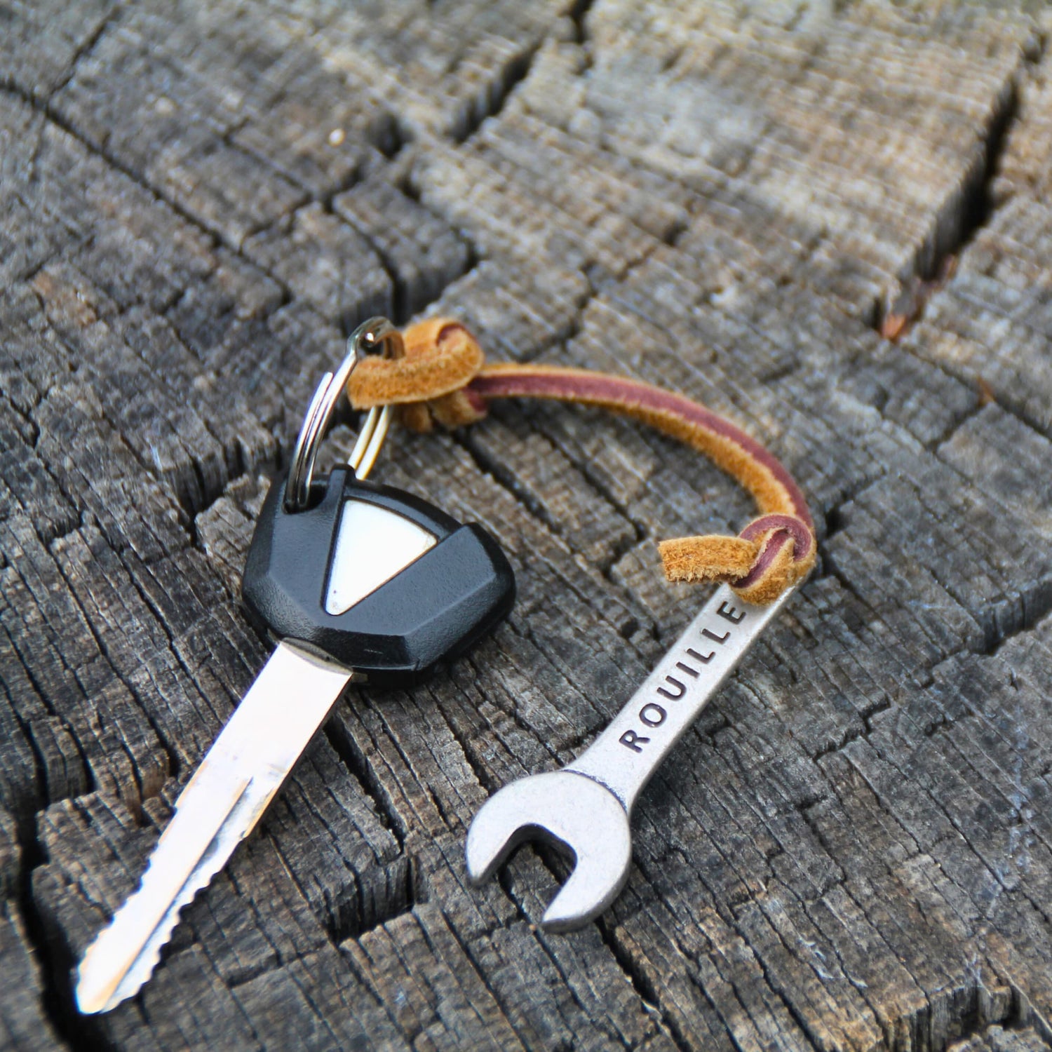 Porte clé moto ou voiture en forme de clé plate. Passion mécanique et moto