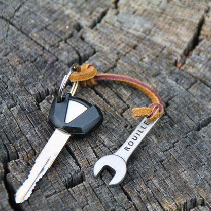 Porte clé moto ou voiture en forme de clé plate. Passion mécanique et moto