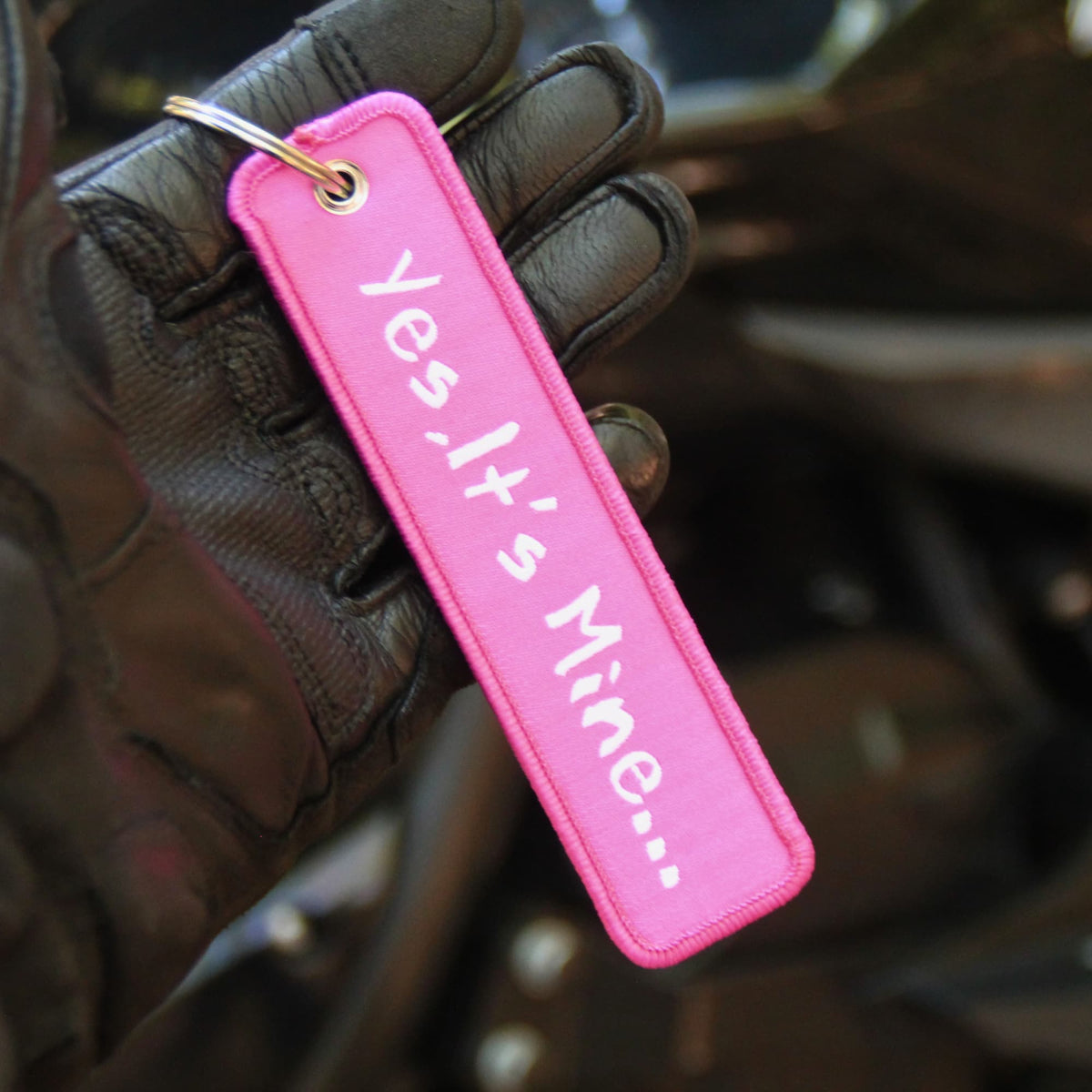Porte clé moto en tissu rose brodé en anglais "Oui c'est la mienne" !