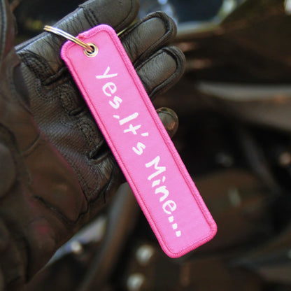 Porte clé moto en tissu rose brodé en anglais "Oui c'est la mienne" !